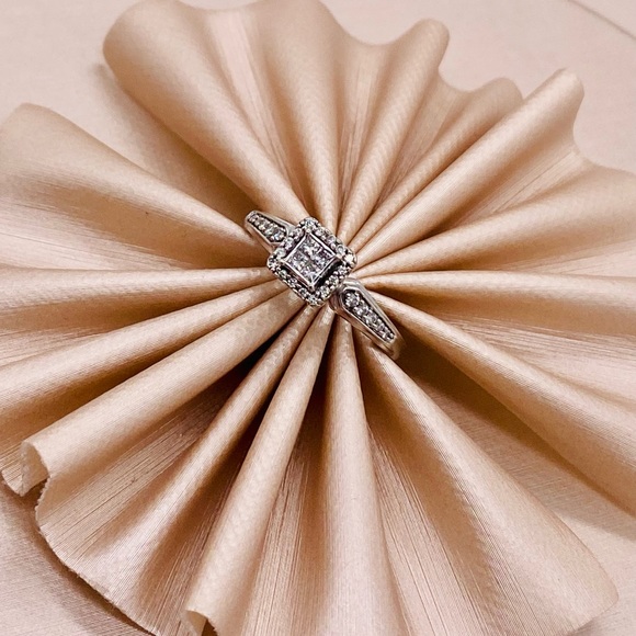 EUC 10K White Gold Princess-cut Diamond Ring - Picture 10 of 17